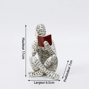 Figurine lecteur pose accroupie résine typographique 11cm