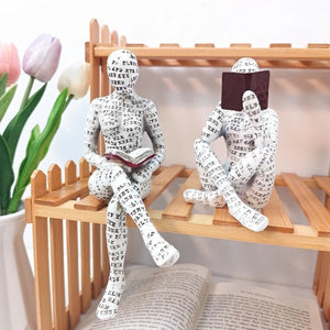 Figurines de lecteurs en résine posées sur étagère en bois avec tulipes