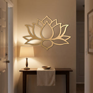 Sculpture murale dorée motif lotus accrochée dans une entrée chaleureuse