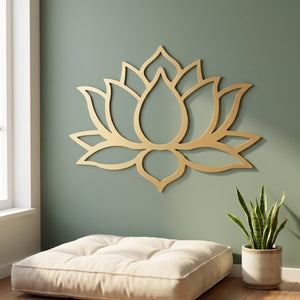 Sculpture murale dorée motif lotus dans un coin détente zen