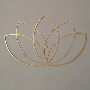 Sculpture murale dorée motif lotus en lignes fines en métal découpé