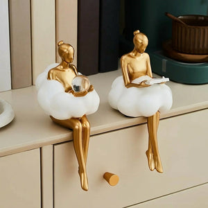 Sculpture figurine pensive avec boule de cristal sur table de salon ambiance luxe