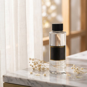 Recharge diffuseur à roseaux sur marbre blanc avec fleurs séchées