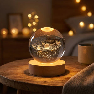 Lampe boule de cristal gravée du système solaire en 3D allumée