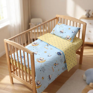 Parure de lit bébé motif Ours Astronaute dans un berceau