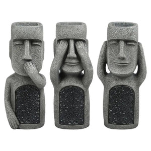 Trois statues Moai en résine grise fond neutre trois poses sagesse