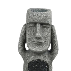 Gros plan statue Moai mains sur les oreilles finition pierre grise