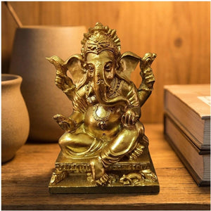Statue Ganesha doré modèle trône sur fond chaleureux