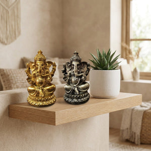 Deux statues Ganesha Doré et Bronze antique sur une étagère flottante en bois