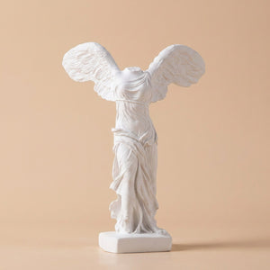 Statue de la déesse grecque de la victoire ailée en résine blanche vue de face