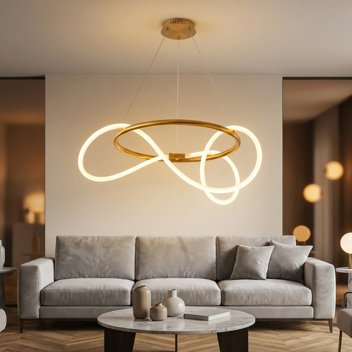 Suspension anneau LED dorée au-dessus d'un canapé gris velours dans un salon design