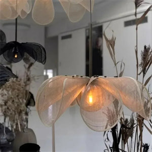 Suspension florale en tissu dans décoration bohème avec herbes séchées et plantes