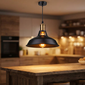Suspension industrielle en métal noir mat style loft allumée au-dessus d'un îlot de cuisine