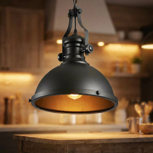 Suspension industrielle vintage à l’abat-jour dôme en métal noir suspendue au-dessus d’un îlot de cuisine
