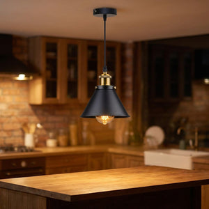 Suspension industrielle vintage à abat-jour conique en métal noir dans une cuisine lumineuse