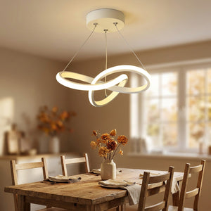 Suspension LED nordique allumée au-dessus d'une table à manger en bois dans salle à manger chaleureuse