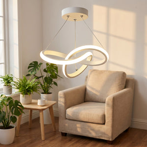 Suspension LED nordique dans un salon scandinave avec fauteuil beige et plantes vertes