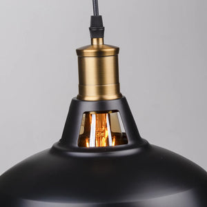 Détail du culot E27 laiton et de l'ampoule Edison de la suspension industrielle