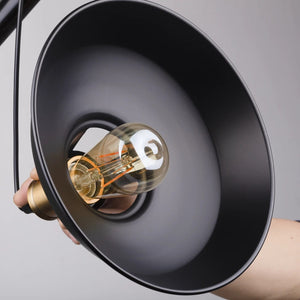 Intérieur de l'abat-jour de la suspension industrielle avec douille laiton et ampoule Edison