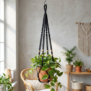 Suspension macramé noire en coton naturel avec perles bois