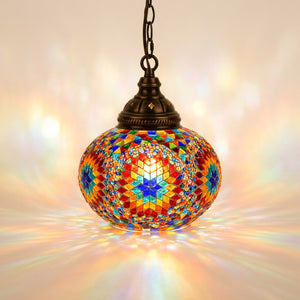 Suspension marocaine en mosaïque de verre coloré multicolore allumée avec reflets de lumière style méditerranéen