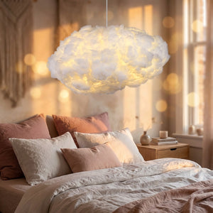 Suspension nuage LED dans une chambre romantique lumière dorée