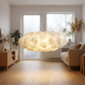 Suspension nuage en coton flottant allumée dans un salon scandinave