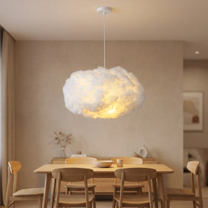 Suspension nuage LED au-dessus d'une table à manger en bois dans un salon scandinave