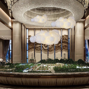 Suspension nuage en coton blanc dans un lobby contemporain chic