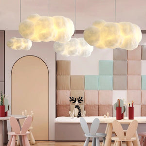 Suspension nuage blanche dans une chambre enfant rose pastel