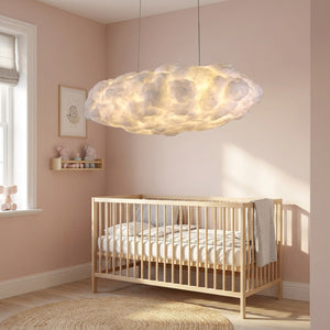 Suspension nuage en coton blanc dans une chambre enfant style scandinave