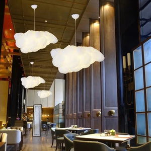Suspension nuage en coton blanc dans un hall d'hôtel haut de gamme