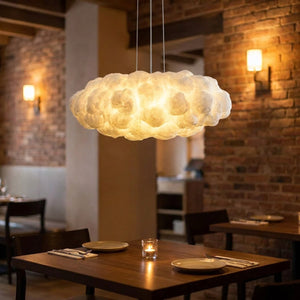 Suspension nuage dans un restaurant chaleureux avec murs en briques