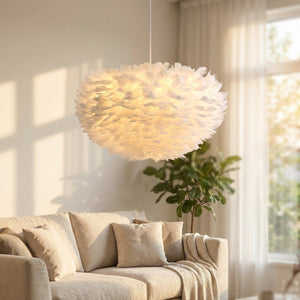 Suspension en plumes blanches éclairée dans un salon lumineux avec canapé en lin