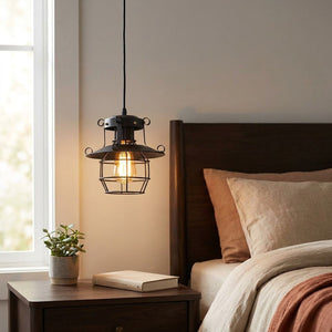 Suspension cage industrielle noire au-dessus table de nuit chambre cosy