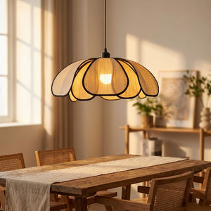 Suspension rotin fleur pétale au-dessus d'une table à manger