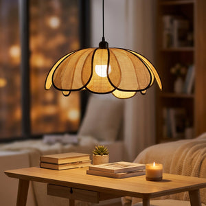 Suspension rotin dans un bureau cosy, ambiance soirée