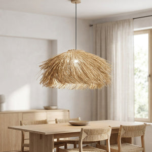 Suspension en rotin tissé diffusant une lumière blanche neutre dans une pièce lumineuse