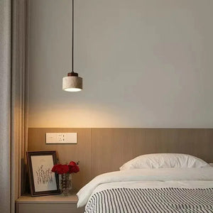 Suspension travertin Disque noyer allumée dans une chambre moderne minimaliste