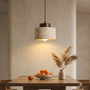 Suspension travertin japonaise wabi-sabi au-dessus d'une table en bois avec kaki et herbe de la pampa
