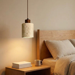 Suspension travertin style japonais dans une chambre chaleureuse en Japandi au-dessus du chevet