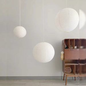 Suspension papier de riz wabi-sabi dans un salon avec mobilier