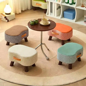 Quatre tabourets pied de poule de couleurs différentes autour d'une table basse
