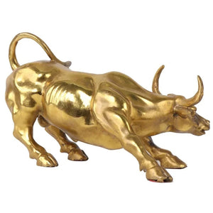 Sculpture de taureau Wall Street en cuivre doré sur fond blanc vue de côté