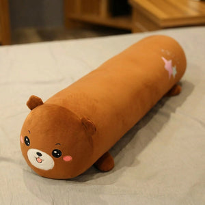 Traversin peluche en forme de ours kawaii posé sur un lit clair