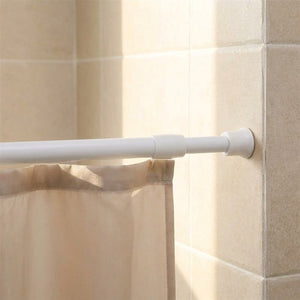 Tringle à rideaux extensible blanche à ressort posée sans perçage dans une salle de bain