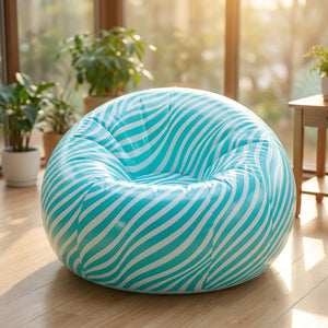 Fauteuil gonflable pouf géant rayé turquoise dans une véranda lumineuse