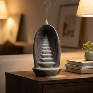 Brûleur d'encens à reflux sur une console en bois avec lampe douce et petite plante verte