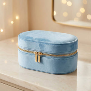 Boîte à bijoux en velours bleu ciel au format ovale compact