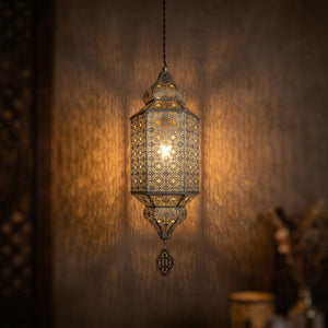 Suspension marocaine modèle colonne en métal ajouré allumée